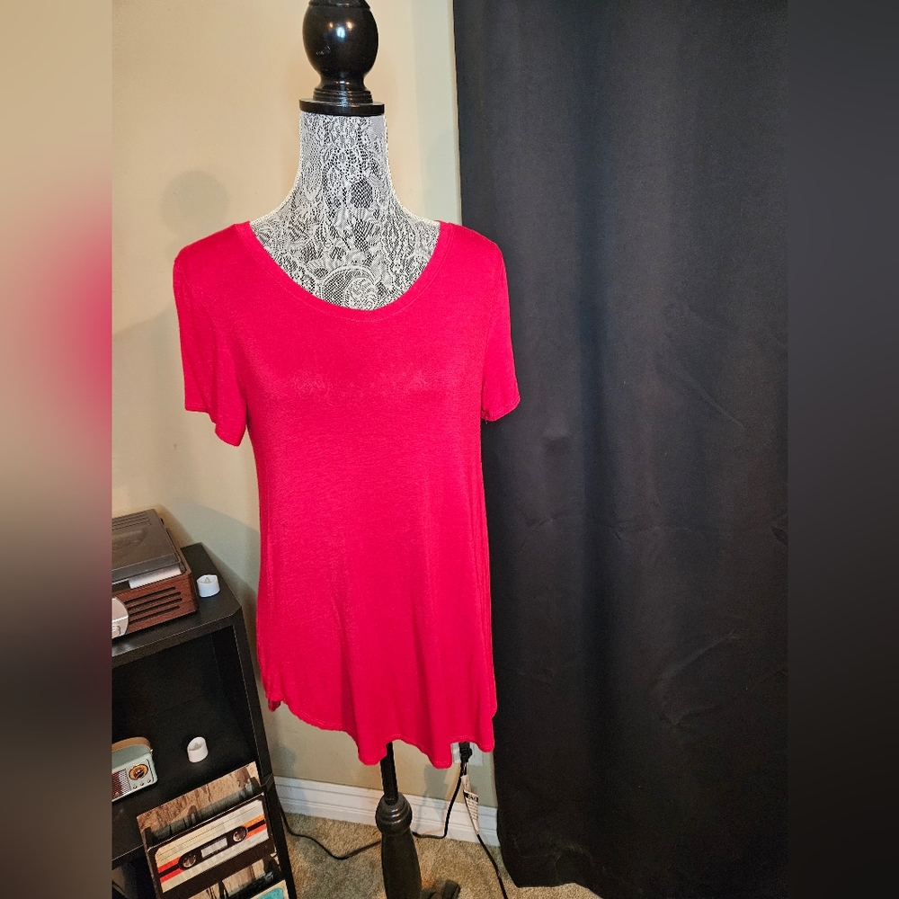 Basic red top - Picture 3 of 4